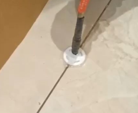 芮城瓷砖空鼓维修公司专业解答瓷砖在铺贴过程中，如果没有涂抹均匀到位的粘结材料（如水泥砂浆或瓷砖胶），可能会导致以下问题